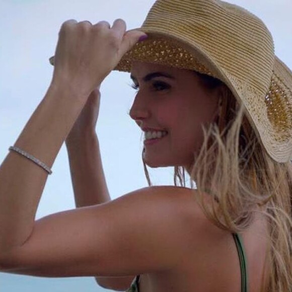 Deborah Secco aproveita dia ensolarado para renovar o bronzeado 