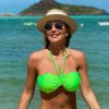 Ana Paula Siebert aposta em biquíni neon para dias de praia