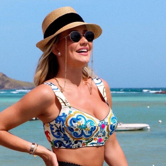 Ana Paula Siebert não dispensa o beachwear e o tradicional chapéu de palha em seus looks para o verão