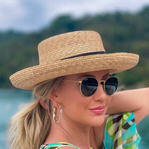 O brinco com argola transparente é outra aposta de Ana Paula Siebert para o verão 2020/2021