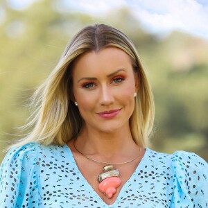 Looks monocromáticos são outra aposta de Ana Paula Siebert para a moda praia 2020/2021