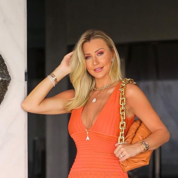 O degradê no vestido é outra peça no closet de verão de Ana Paula Siebert