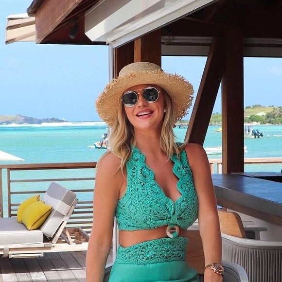 Vestidos de crochê também têm espaço no closet de Ana Paula Siebert