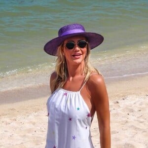 Ana Paula Siebert aposta na combinação vestido e chapéu de palha