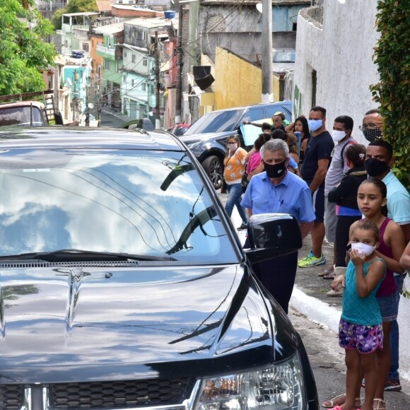 Ana Maria Braga chegou ao velório de Tom Veiga sem falar com a imprensa