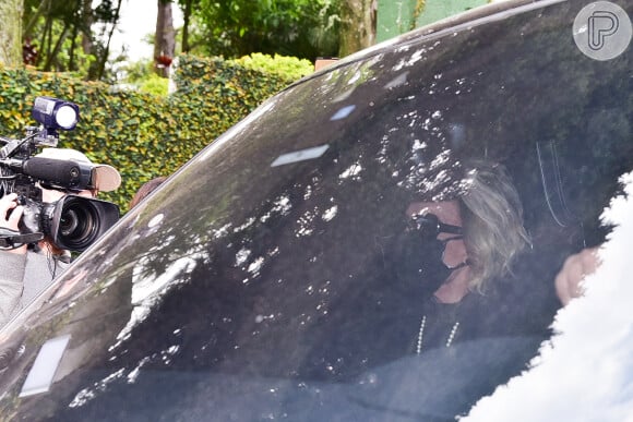 Ana Maria Braga foi fotografada no carro ao chegar no velório de Tom Veiga
