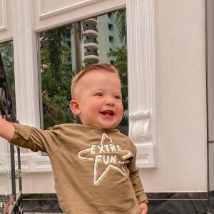 Gabi Brandt exibe foto do primeiro filho, Davi Márcio, todo estiloso e encanta a web