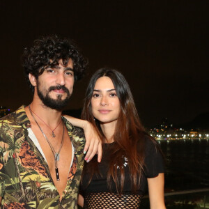 Renato Goés e Thaila Ayala posam juntos em lounge do Baile da Favorita