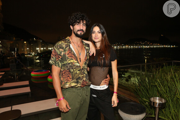 Renato Goés e Thaila Ayala posam juntos em lounge do Baile da Favorita