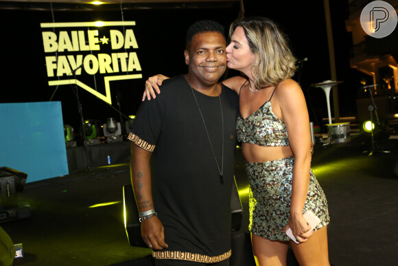 Carol Sampaio posa com MC Marcinho no Baile da Favorita