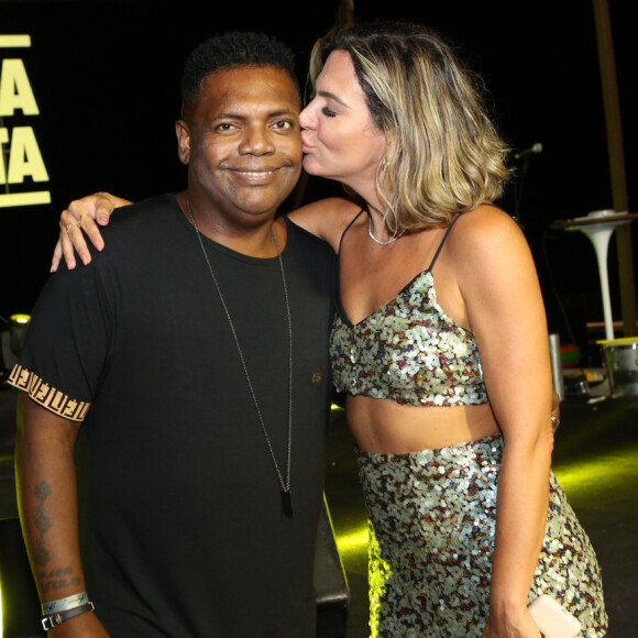 Carol Sampaio posa com MC Marcinho no Baile da Favorita