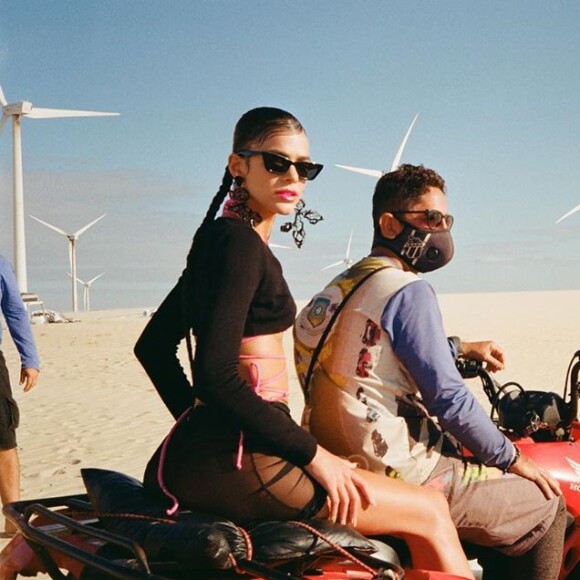 Bruna Marquezine circulou de triciclo pelas dunas