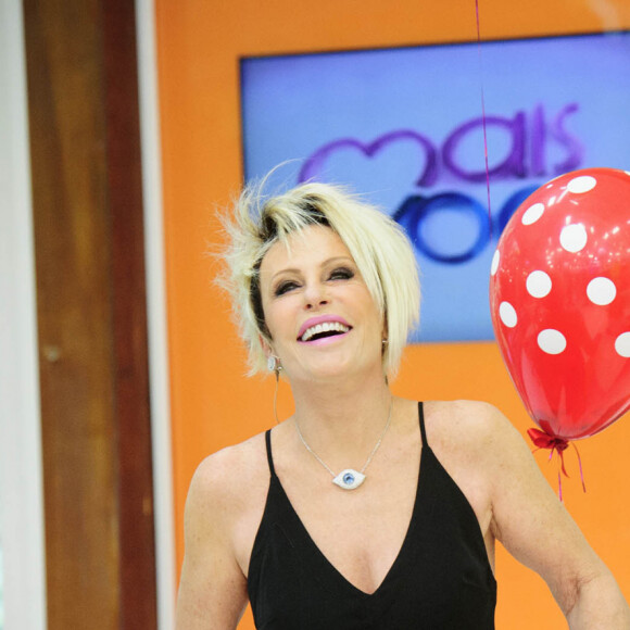 Ana Maria Braga se despede de Tom Veiga com boneco do Louro José