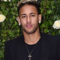 Novo casal? Neymar viaja com Gabily pro Brasil após 3 semanas juntos em Paris