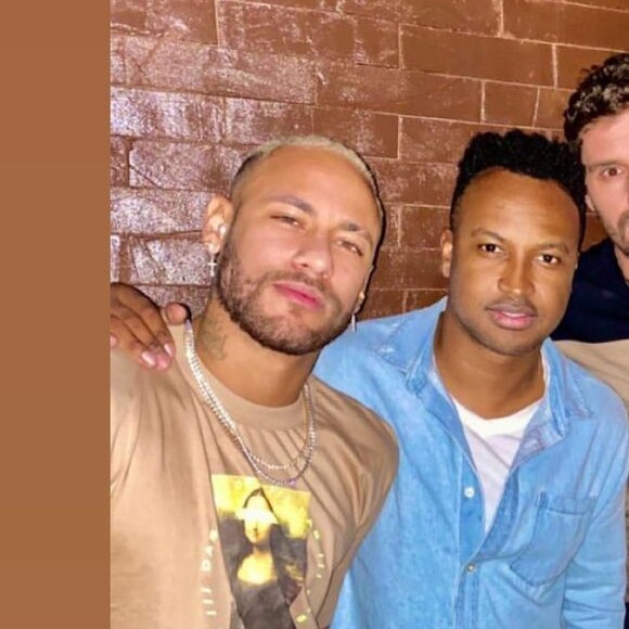 Neymar faz foto com amigos ao voltar pra o Brasil