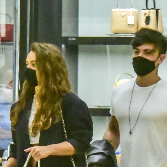 Rafa Kalimann e o agora namorado, Daniel Caon, foram fotografados em shopping em agosto de 2020