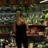 Danielle Winits compra legumes e verduras