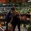 Danielle Winits compra milho no Rio de Janeiro