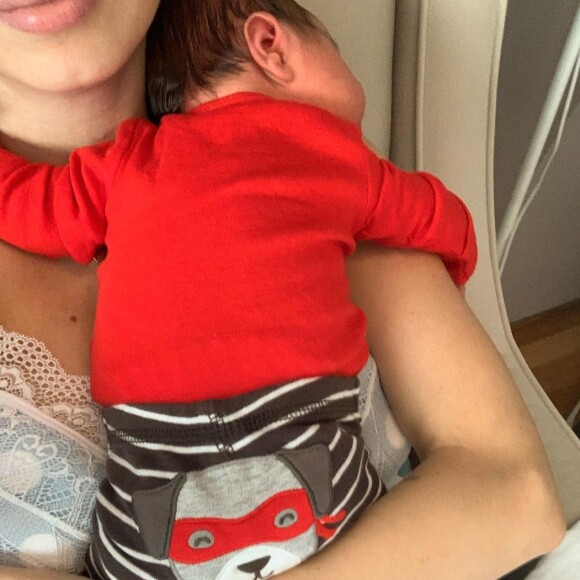 Sthefany Brito posou com filho, Antonio Enrico, e falou sobre amamentação