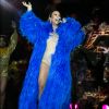 Ivete Sangalo troca o visual e combina body dourado com casaco azul de plumas no Prêmio Multishow 2020