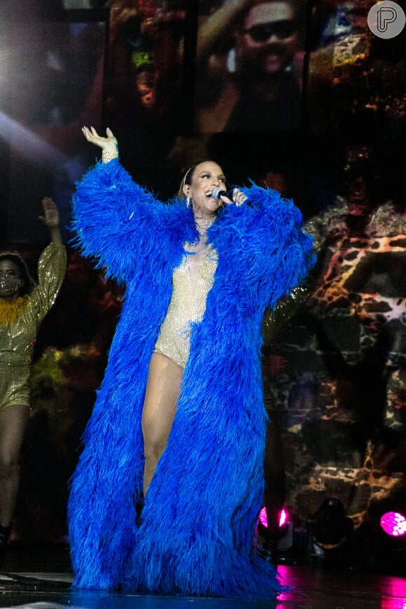 Ivete Sangalo troca o visual e combina body dourado com casaco azul de plumas no Prêmio Multishow 2020