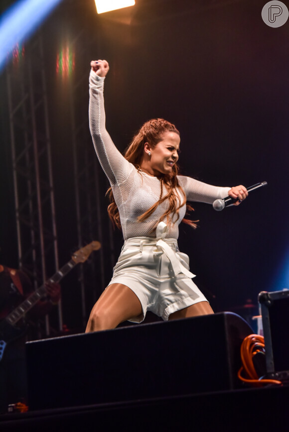 Maiara usa short com laço na cintura em show em São Paulo