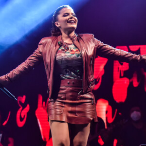 Maraisa combina saia com casaco glow em show em São Paulo
