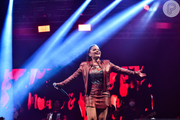 Maraisa combina saia com casaco glow em show em São Paulo