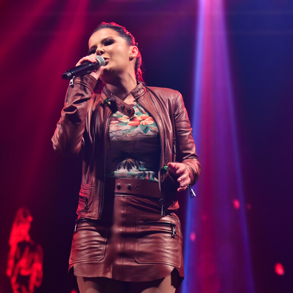 Maraisa ekege blusa estampada em show em São Paulo