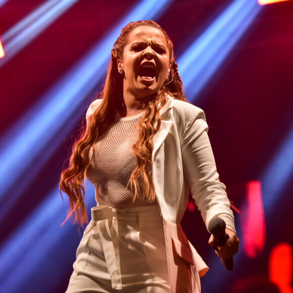 Maiara combina short de cintura alta com blazer em show em São Paulo