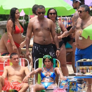 Anitta aparece sentada ao lado do irmão Renan em foto, com o pai, Mauro Machado, e o irmão Felipe atrás