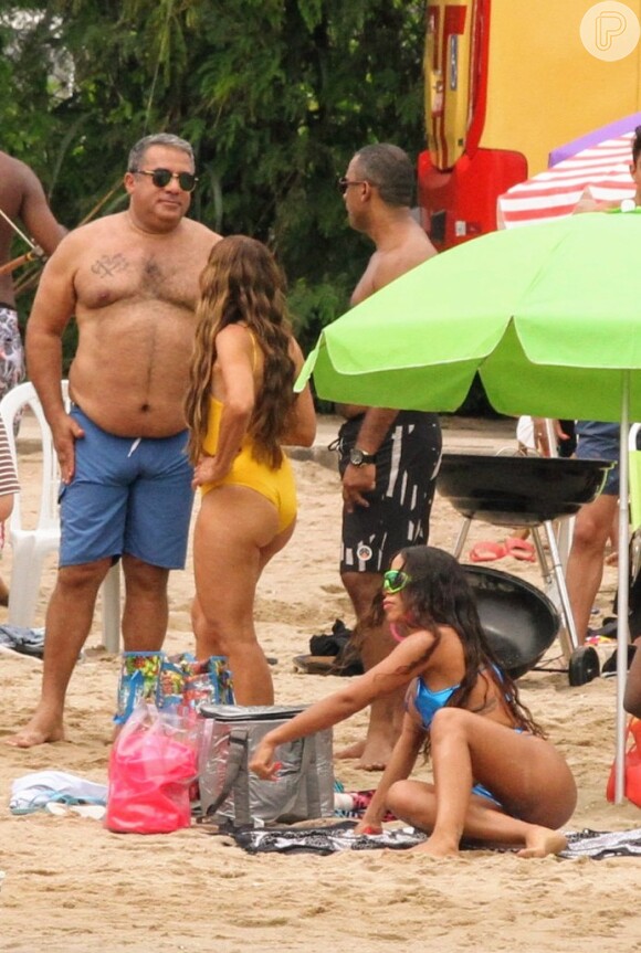 Mãe de Anitta apareceu de maiô amarelo ao lado do pai da cantora durante gravação