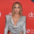 Jennifer Lopez aposta em look sexy para o AMA 2020