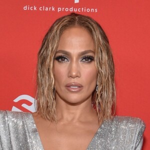 Jennifer Lopez aposta em look sexy para o AMA 2020