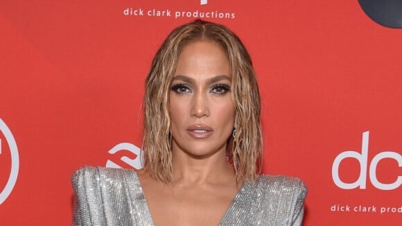 Jennifer Lopez valoriza corpo aos 51 anos em looks glow no AMA 2020