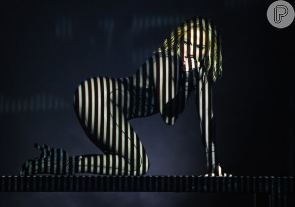 Jennifer Lopez faz show e esbanja sensualidade para o AMA 2020