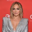 Jennifer Lopez mostra decote em look para o AMA 2020