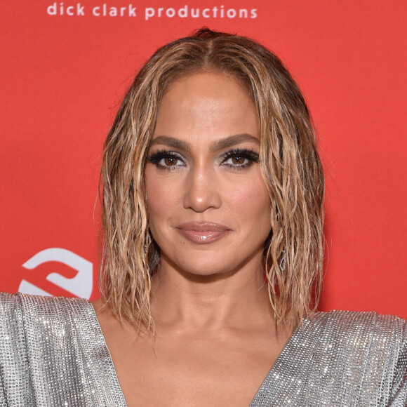 Jennifer Lopez mostra decote em look para o AMA 2020