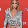 Jennifer Lopez exibe superfenda em look no AMA 2020