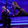 Jennifer Lopez faz show sexy com Maluma