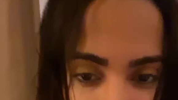 Anitta tira cílios postiços e peruca após sequência de fotos