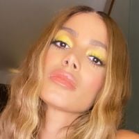 Cabelo frisado e make neon: Anitta dança remix de 'Me Gusta' com look arrasador. Vídeo!