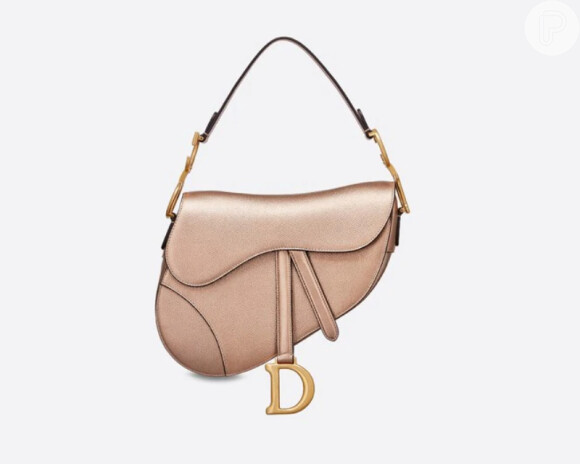 Giulia Be usa mini bolsa Dior metalizada de R$ 14 mil em passeio