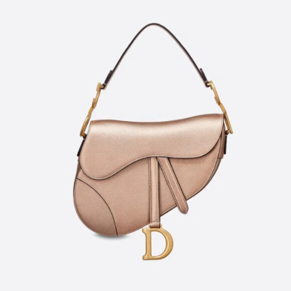 Giulia Be usa mini bolsa Dior metalizada de R$ 14 mil em passeio