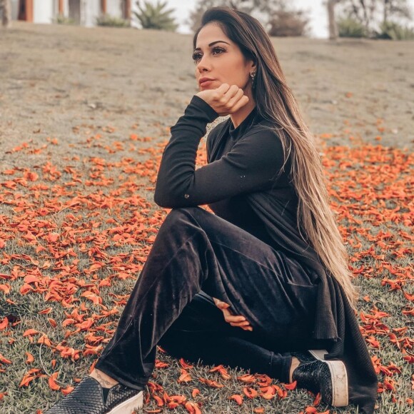 Mayra Cardi rebateu internauta que criticou foto em que aparecia nua