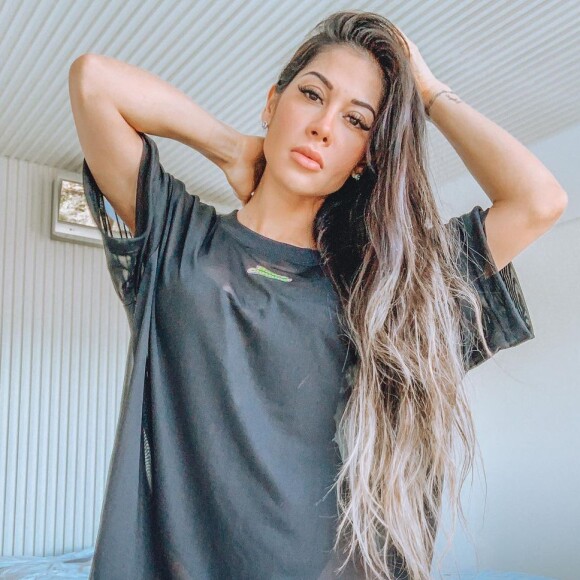 Mayra Cardi valoriza autoestima em foto sem roupa: 'Segredo não é ter corpão'