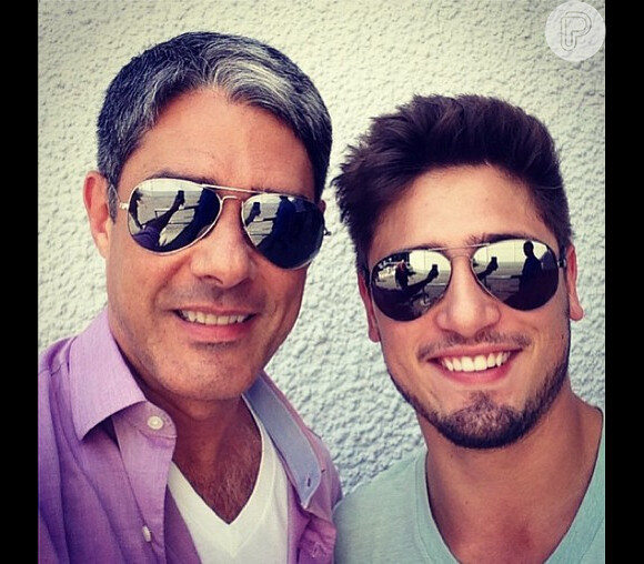 Daniel Rocha, o Roni de 'Avenida Brasil', tieta William Bonner e posta foto ao lado do jornalista em seu Instagram, nesta segunda-feira, 4 de março de 2013