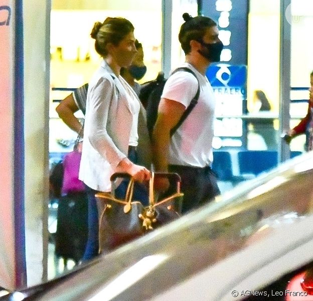 Caio Castro e Grazi Massafera são fotografados em aeroporto de São Paulo, nesta quarta-feira, 25 de novembro de 2020