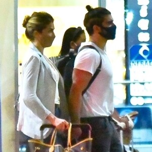 Caio Castro e Grazi Massafera são fotografados de mãos dadas em aeroporto de Congonhas, São Paulo, nesta quarta-feira, 25 de novembro de 2020