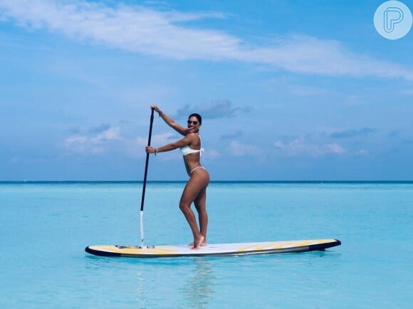 Juliana Paes aparece em uma prancha de stand-up paddle